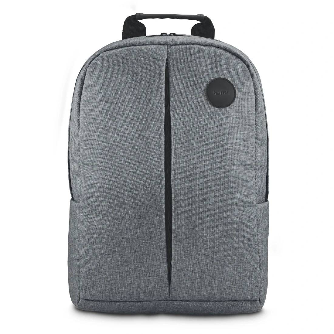 Grauer Stoffrucksack mit Tragegriff oben, frontalem Reißverschluss und kleinem rundem Logoaufnäher, vor weißem Hintergrund gezeigt.