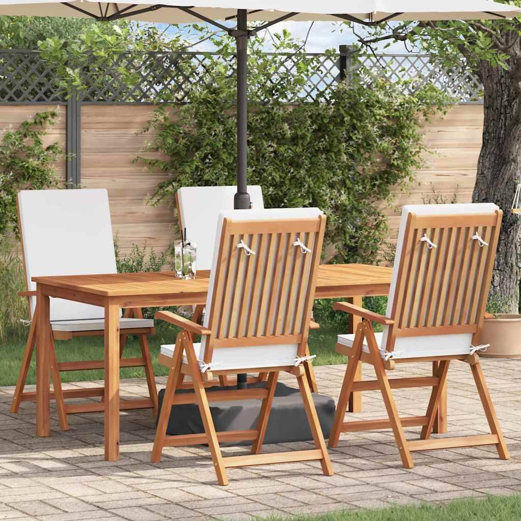 Außenbereich mit Essplatz, bestehend aus einem Holztisch, vier Stühlen und einem großen Sonnenschirm auf einer Terrasse. Im Hintergrund ein Holzzaun und Grünpflanzen.