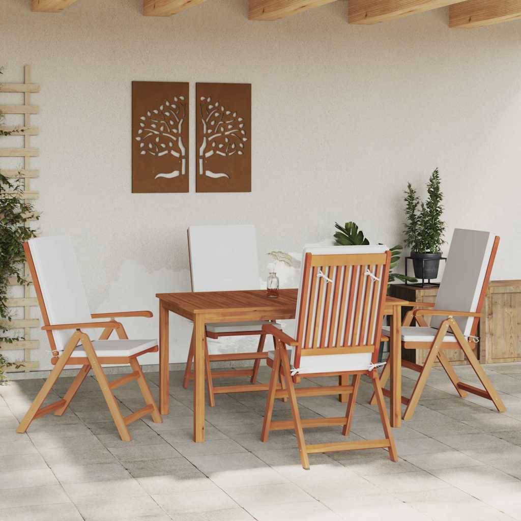 Überdachte Terrasse mit einem Holztisch, vier Stühlen und Topfpflanzen. An der Wand hängt eine Dekoration mit zwei Baumdesigns.