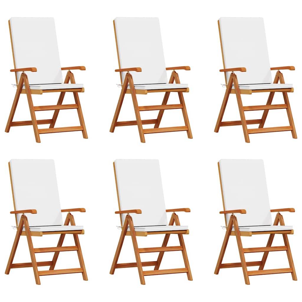 Sechs klappbare Holzstühle mit weißen Kissen, die in zwei Reihen zu je drei angeordnet sind.