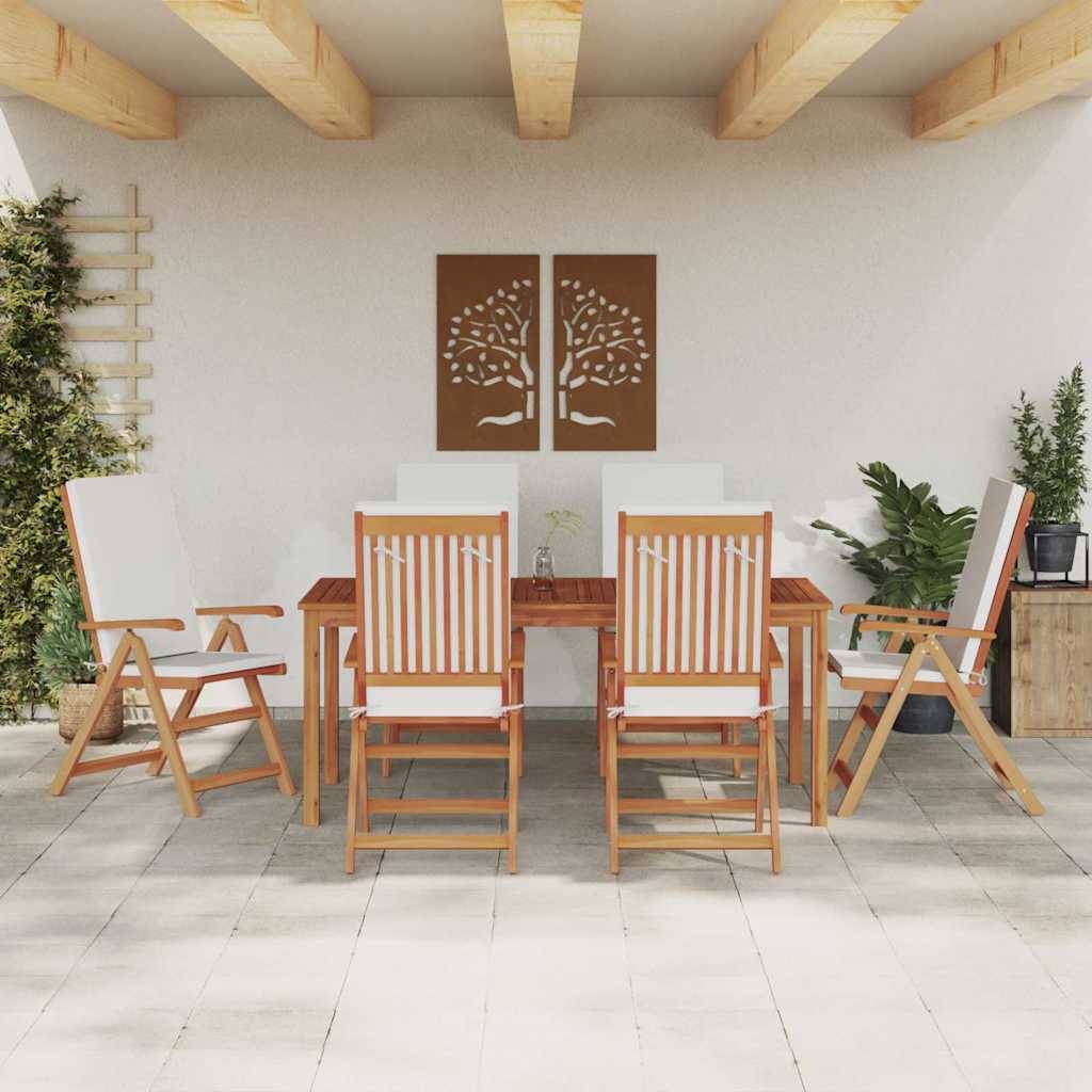 Outdoor-Terrasse mit einem Holz-Esstisch und sechs Stühlen, umgeben von Pflanzen. Wandkunst mit Baummustern. Helle, natürliche Umgebung.