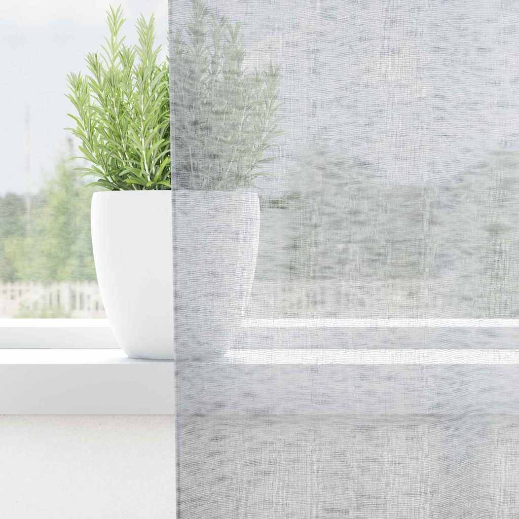 Ein weißer Vorhang bedeckt teilweise ein Fenster mit einer grünen Topfpflanze auf dem Fenstersims und lässt natürliches Licht die Szene sanft beleuchten.
