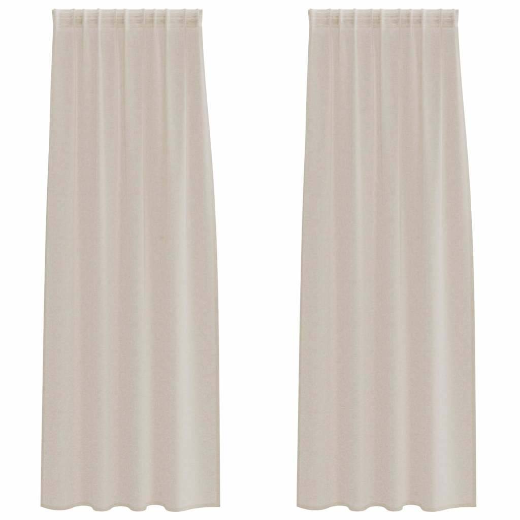 Zwei cremefarbene, bodenlange Vorhänge hängen nebeneinander vor einem schlichten Hintergrund, mit zarten Falten, was ein elegantes und minimalistisches Design andeutet.