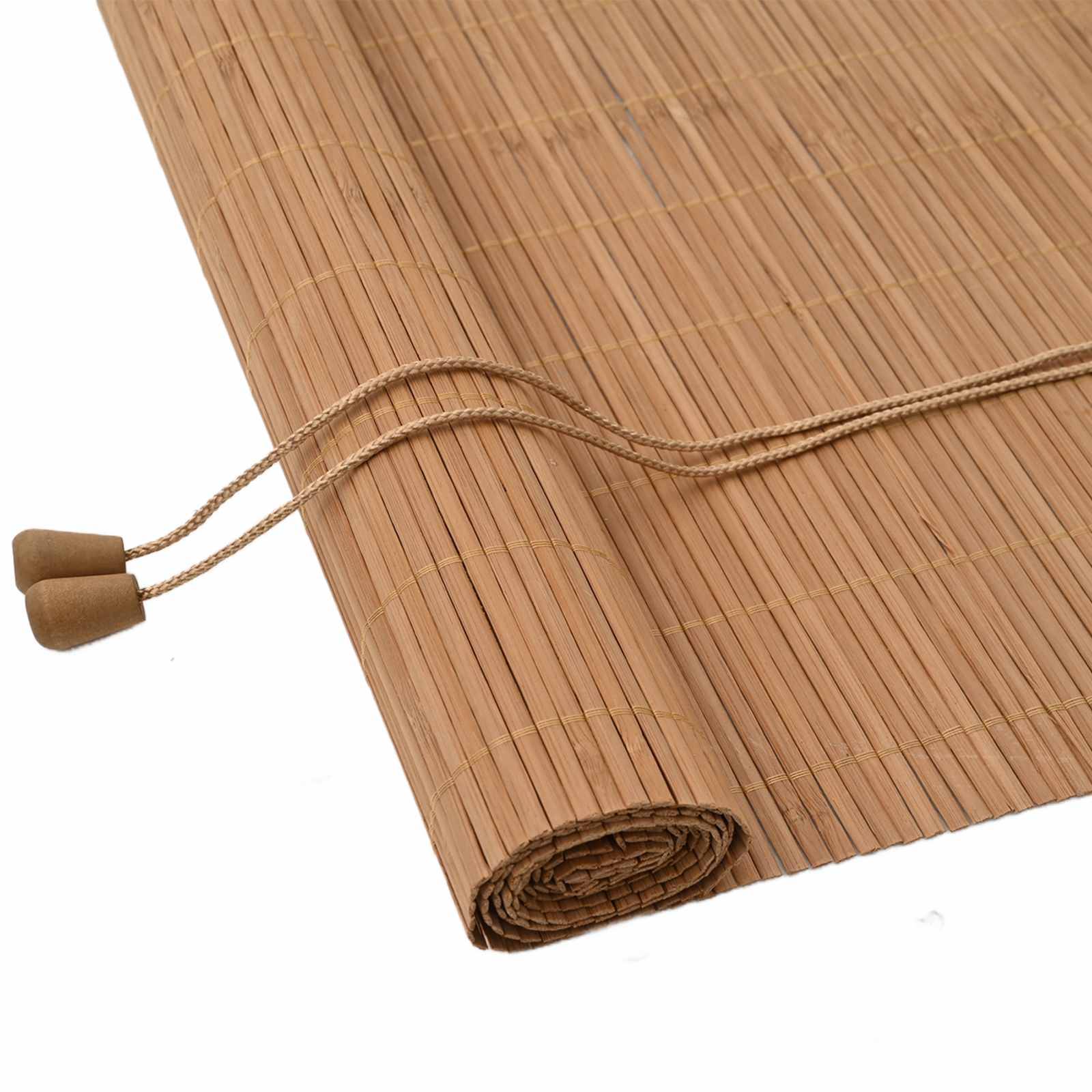 Eine gerollte Bambusunterlage mit natürlicher Oberfläche, mit einer Kordel mit Holzperlen, die typischerweise zum Sushi-Rollen oder zur Dekoration verwendet wird.