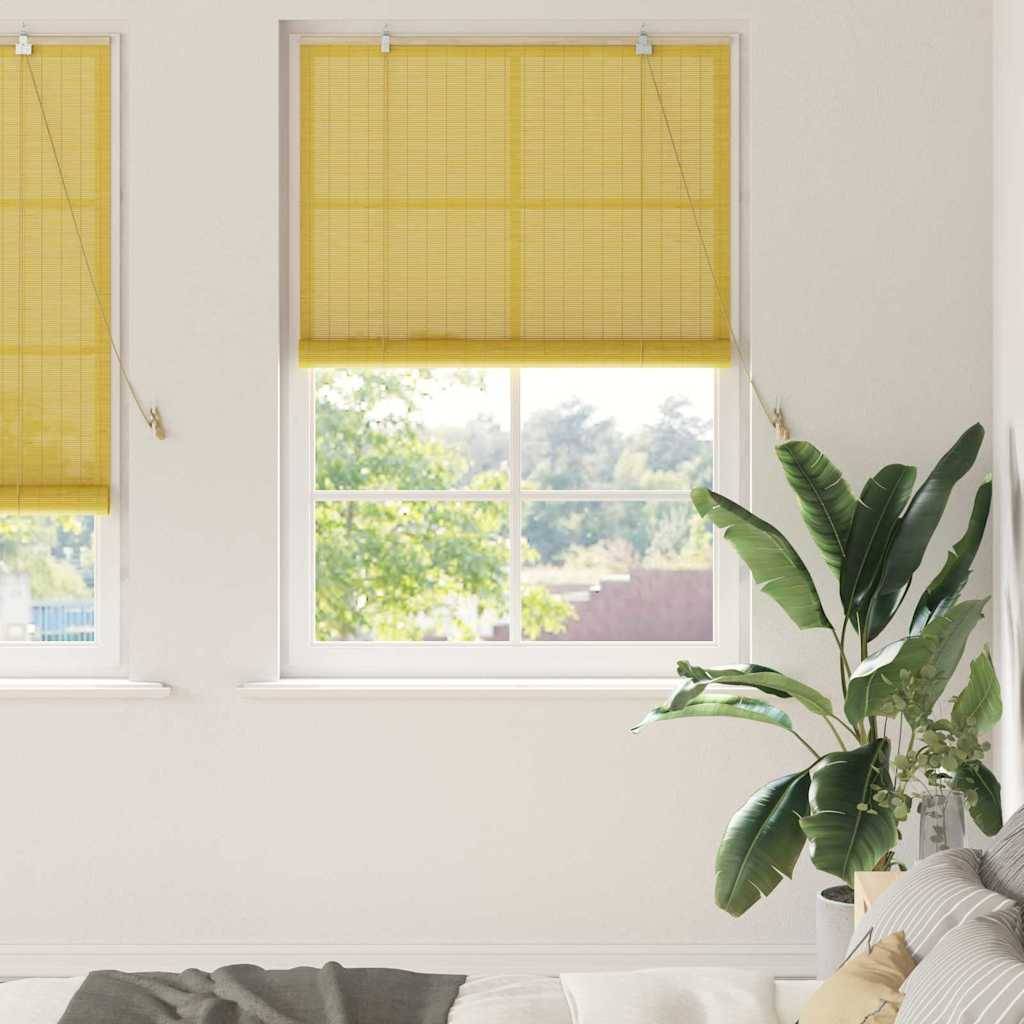 Zwei Fenster mit gelben Jalousien, die teilweise geöffnet sind und einen sonnigen Blick nach draußen freigeben. Rechts neben den Fenstern steht eine Topfpflanze.