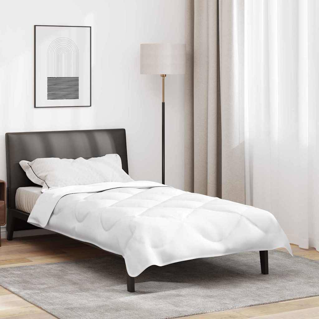 Ein aufgeräumtes Schlafzimmer mit einem ordentlich gemachten Bett, weißer Bettwäsche, einem schwarzen Kopfteil und einer Stehlampe. Minimalistische Kunstwerke und beige Vorhänge vervollständigen die Dekoration.