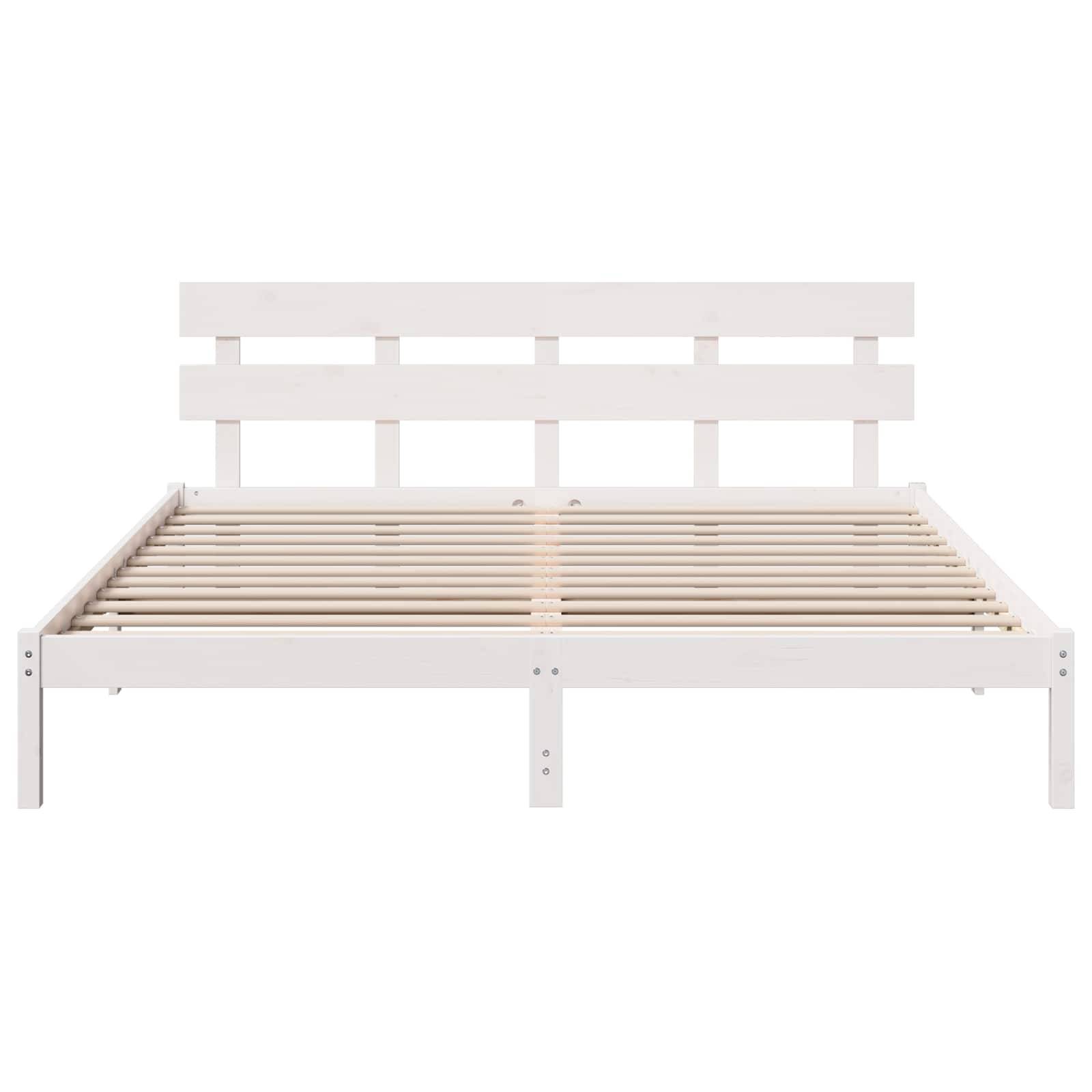 Ein weißer Holzbettrahmen mit einem Lamellenkopfteil und -gestell, von vorne betrachtet. Das Design ist schlicht und minimalistisch.