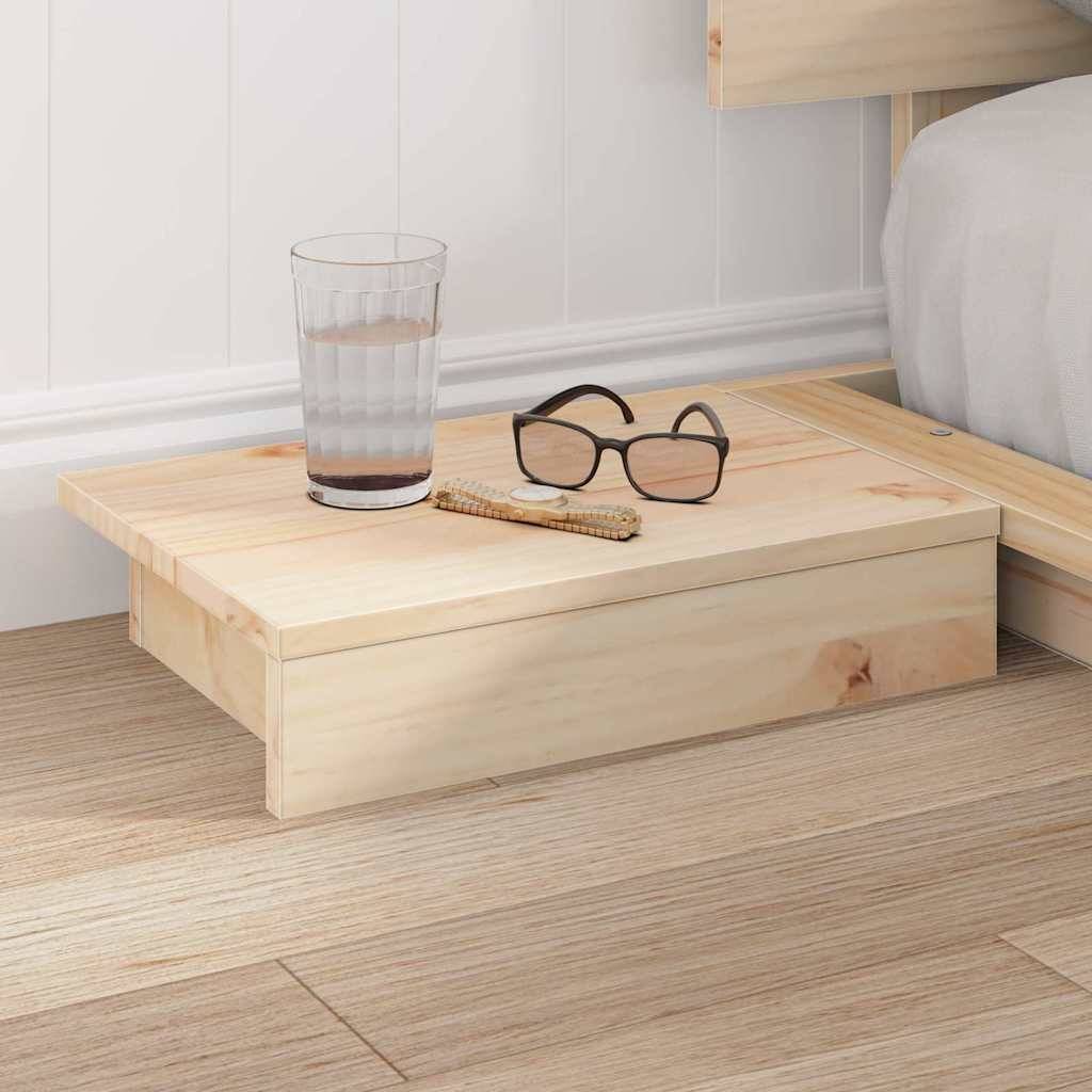 Ein klares Glas Wasser und ein Paar schwarzgerahmter Brillen ruhen auf einem Holz-Nachttisch, der an einer weißen Vertäfelungswand befestigt ist.