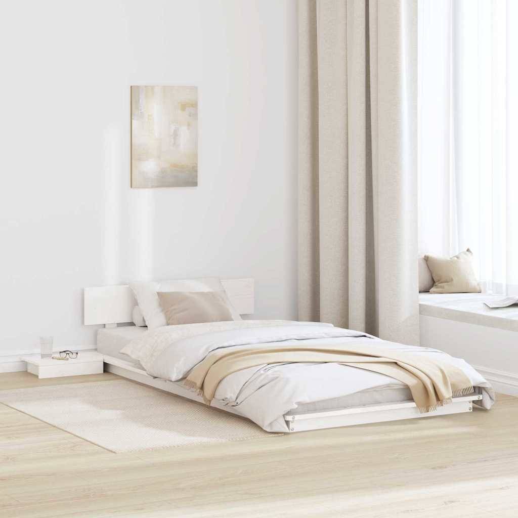 Minimalistisches Schlafzimmer mit einem niedrigen Bett, neutralen Kissen und einer Decke, großem Fenster mit Vorhängen, hellem Holzboden und schlichter Wandkunst.