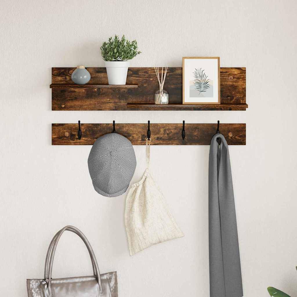 An einer Wand befestigtes Holzregal trägt auf dem oberen Regal eine kleine Pflanze, einen Bilderrahmen und eine Vase, während die Haken darunter eine Mütze, eine Tasche und einen Schal abstützen.