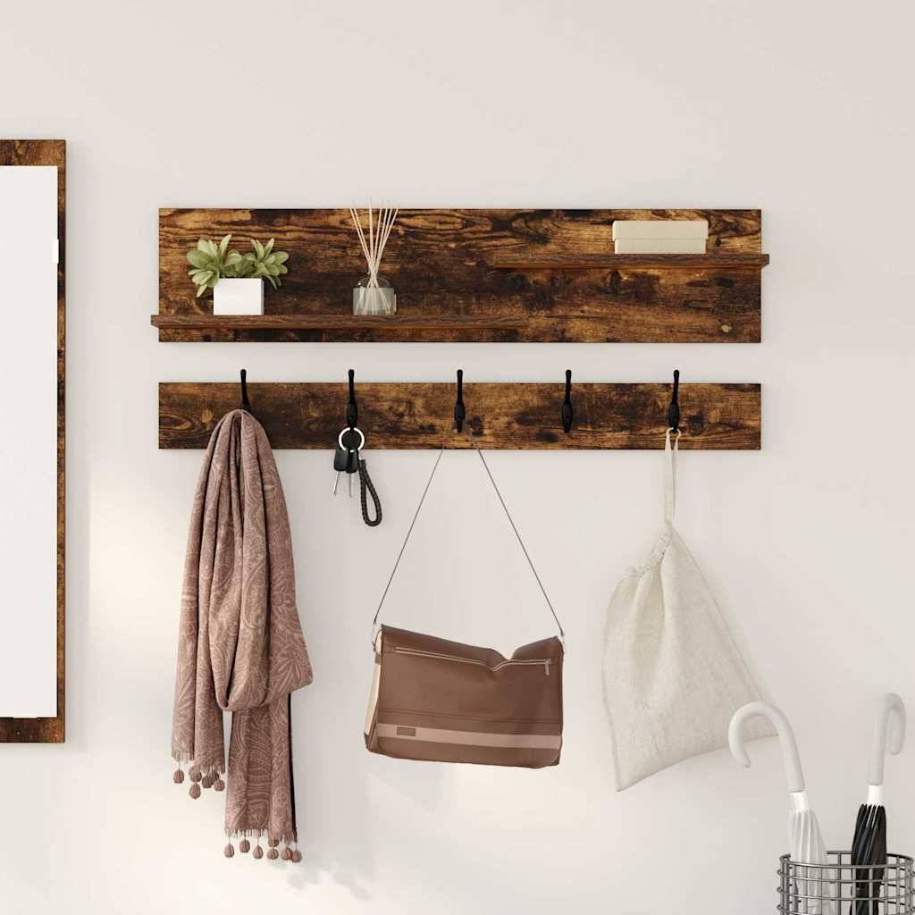 An der Wand montierte Holzregale mit Haken, an denen ein Schal, eine Tasche und ein Regenschirm hängen, mit kleinen Dekorationsgegenständen oben.
