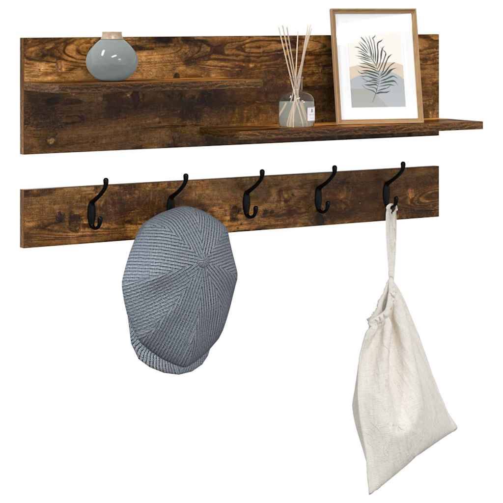 Zwei rustikale Holzwandregale mit schwarzen Haken; das obere Regal enthält eine Vase, einen Raumdiffusor und gerahmte Kunst, während am unteren Regal eine Kappe und eine Tragetasche hängen.