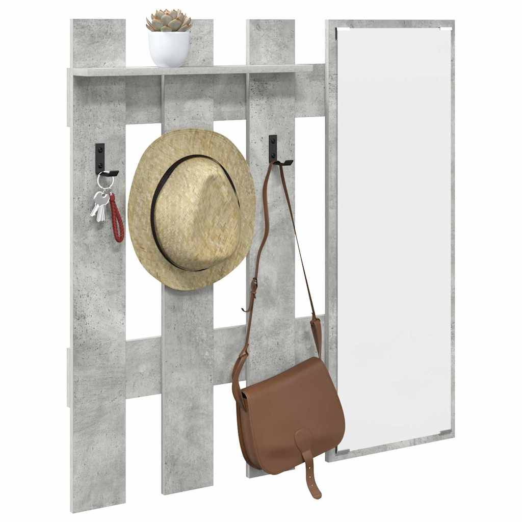 Ein an der Wand befestigter Organizer mit Haken, an denen ein Strohhut, Schlüssel und eine braune Tasche hängen, neben einem rechteckigen Spiegel und einer Topfpflanze darüber.