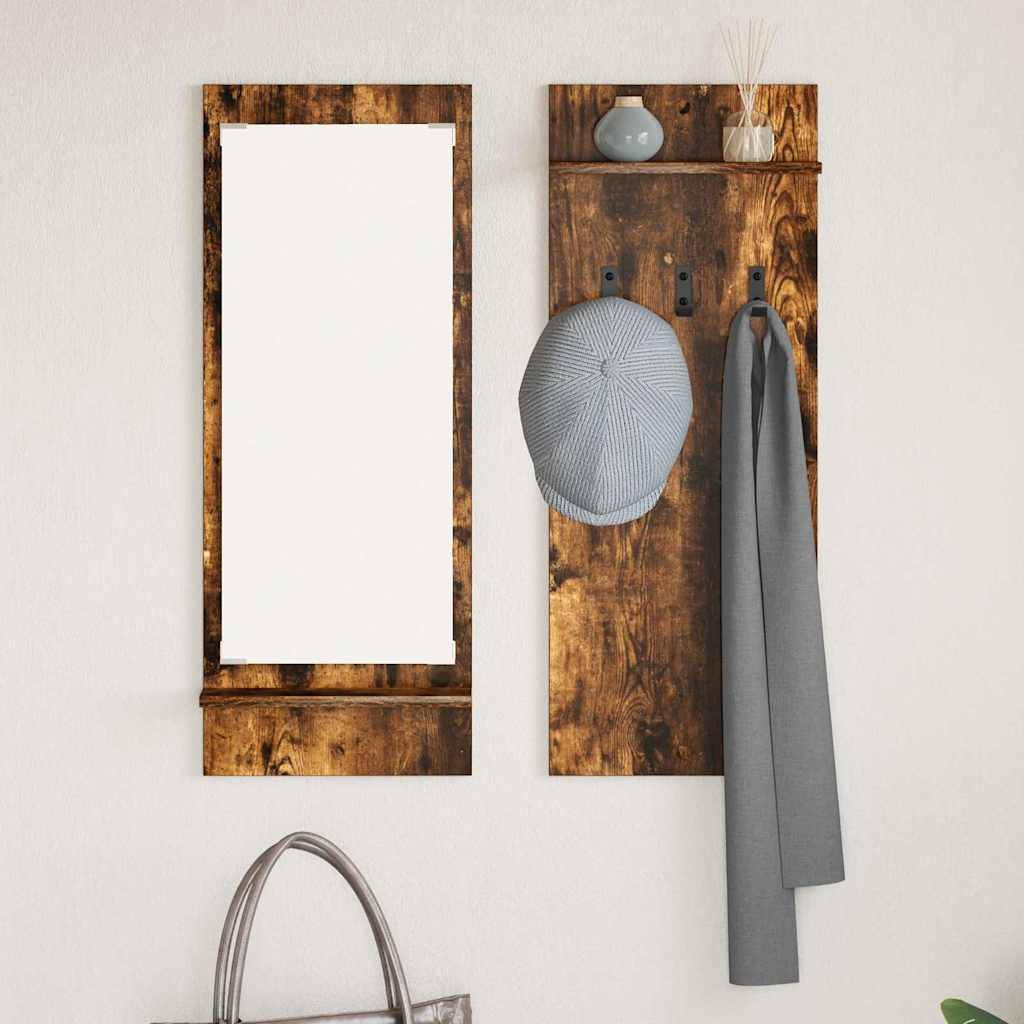 Holz-Wandorganizer mit einem Spiegel auf der linken Seite, Kleiderhaken auf der rechten Seite, an denen eine Mütze und ein grauer Schal hängen. Ein Regal oben mit kleinen Vasen.