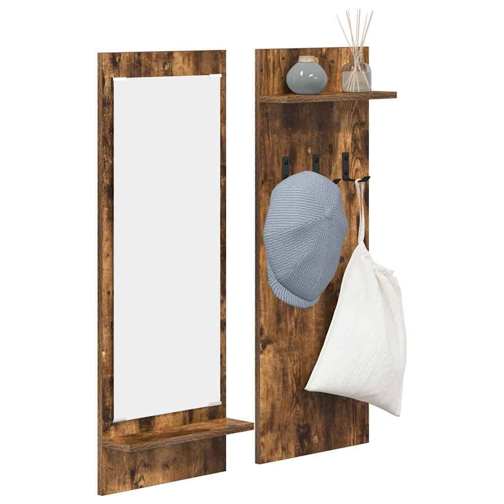Eine Wandgarderobe aus Holz mit einem großen rechteckigen Spiegel auf der linken Seite. Der rechte Abschnitt verfügt über Haken, an denen eine Mütze und eine Tasche hängen, sowie ein Regal mit einer Vase.