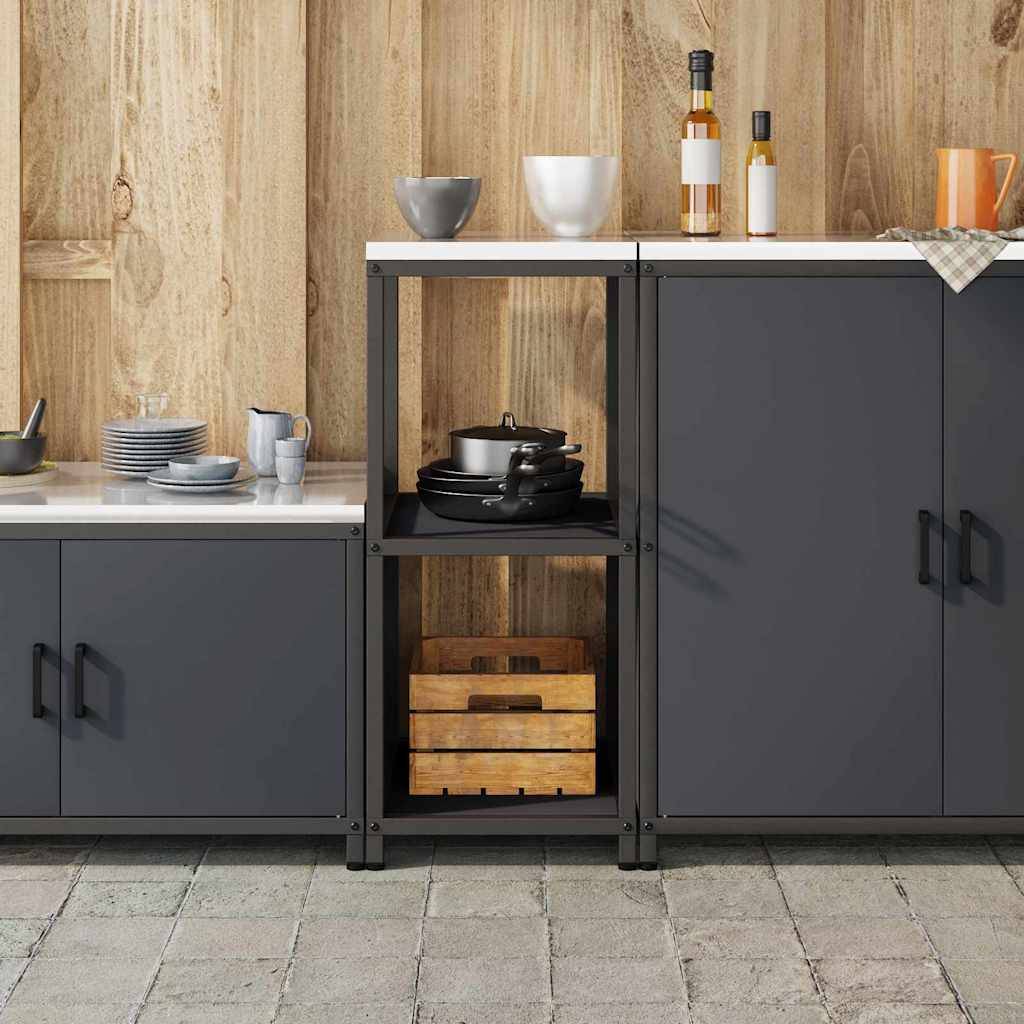 Moderne Küche mit Holzwandpaneelen, dunklen Schränken und einer weißen Arbeitsplatte. Auf der Arbeitsplatte sind Geschirr, Schneidbretter und Olivenölflaschen ausgestellt.
