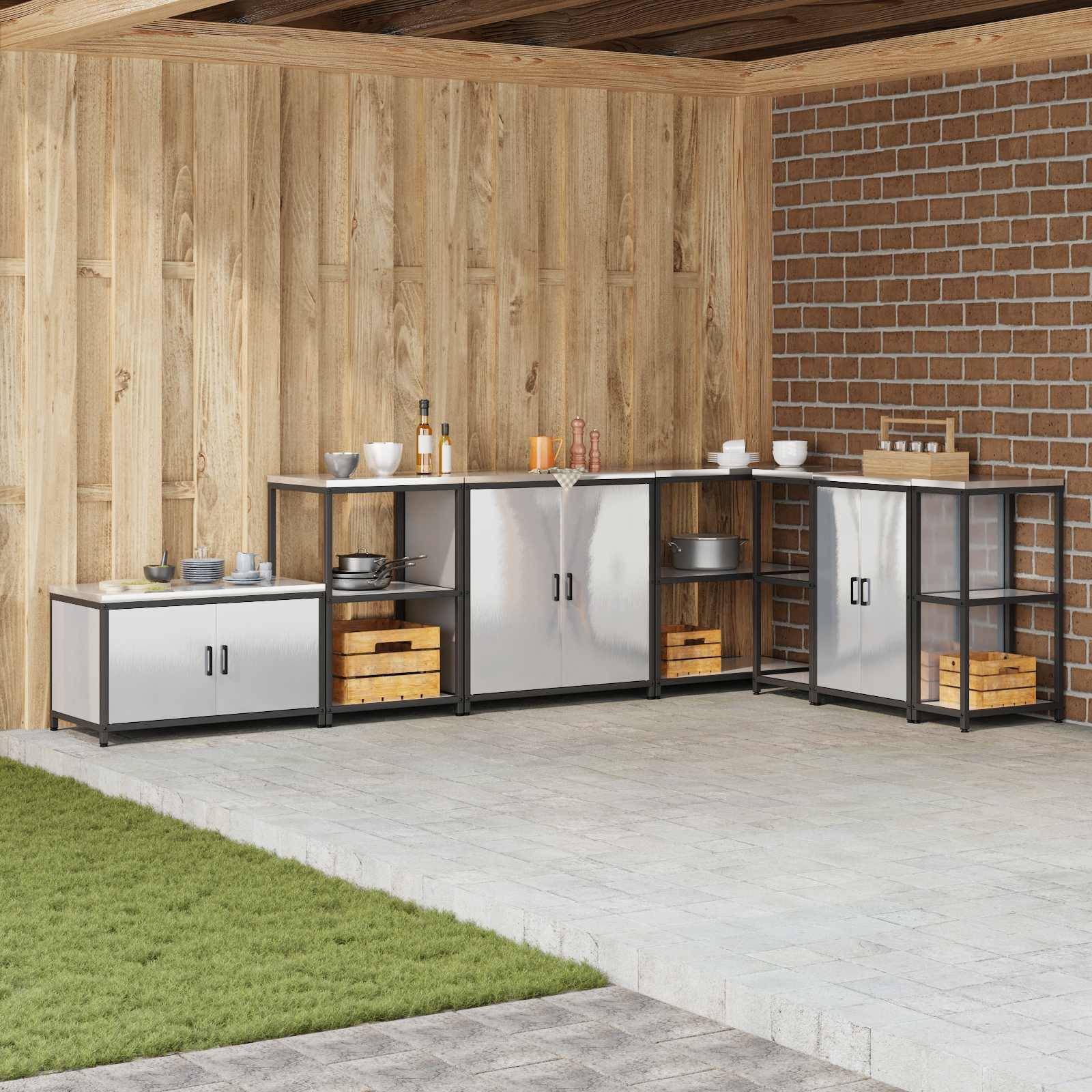 Außenküche auf der Terrasse mit modularen Metallschränken, Regalen und Speichereinheiten mit Holzoberfläche an einer Holz- und Ziegelmauer.