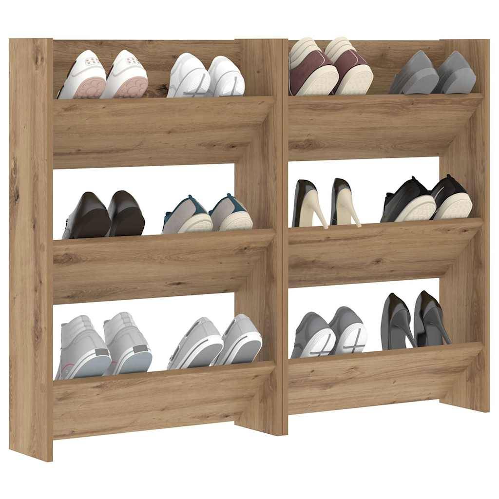 Schuhregal aus Holz mit fünf Ebenen, auf dem verschiedene Schuhpaare wie Turnschuhe, High Heels und Stiefel in unterschiedlichen Farben stehen.
