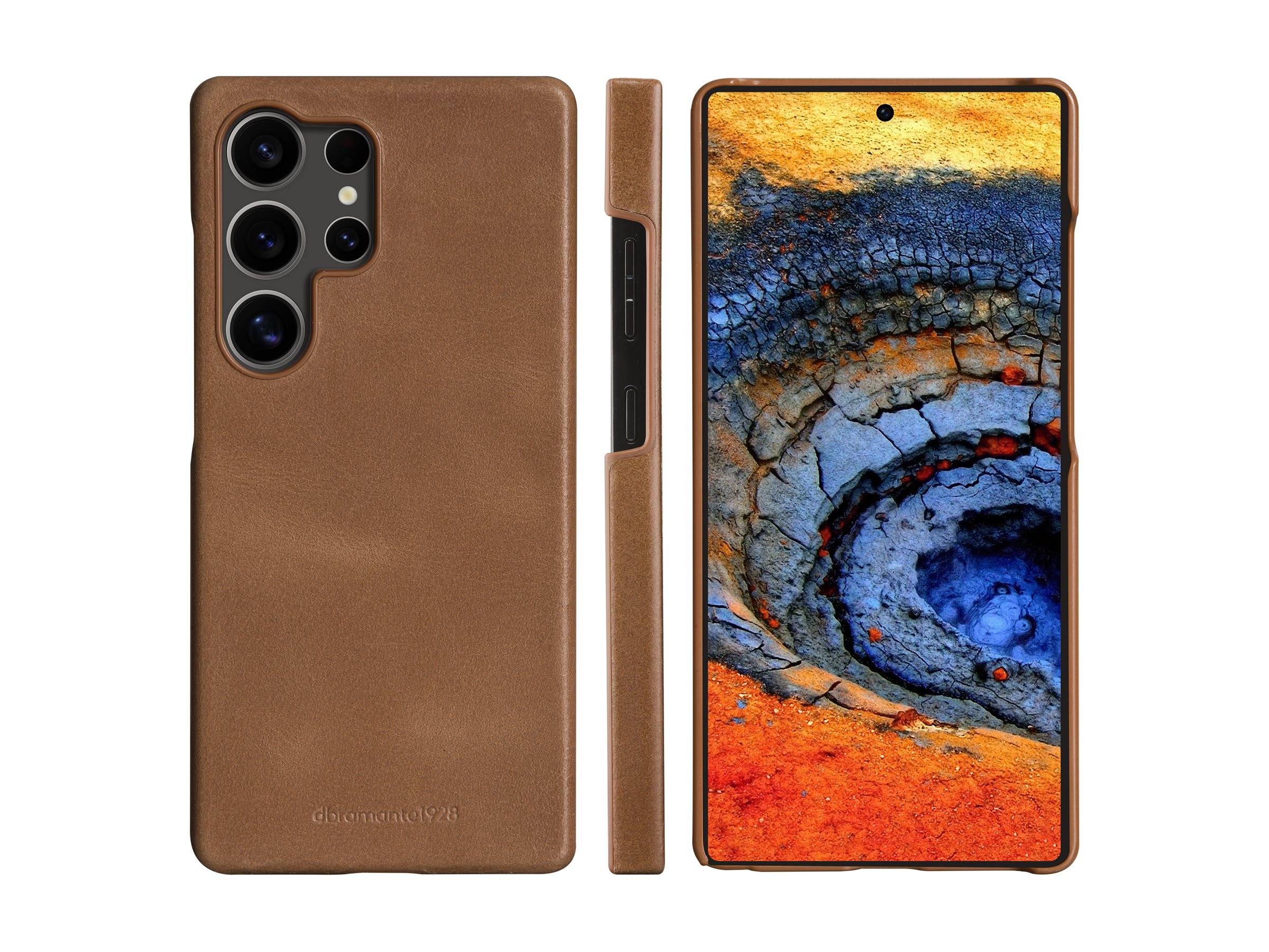 Eine braune Ledertasche für ein Smartphone, aus drei verschiedenen Blickwinkeln gezeigt, die ein Smartphone mit einem lebhaften Bild einer farbenfrohen, texturierten geologischen Formation auf dem Bildschirm umhüllt.