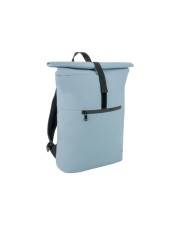 Hellblauer Rucksack mit Klappdach, Vorderreißverschlusstasche und schwarzen Schultergurten auf weißem Hintergrund.