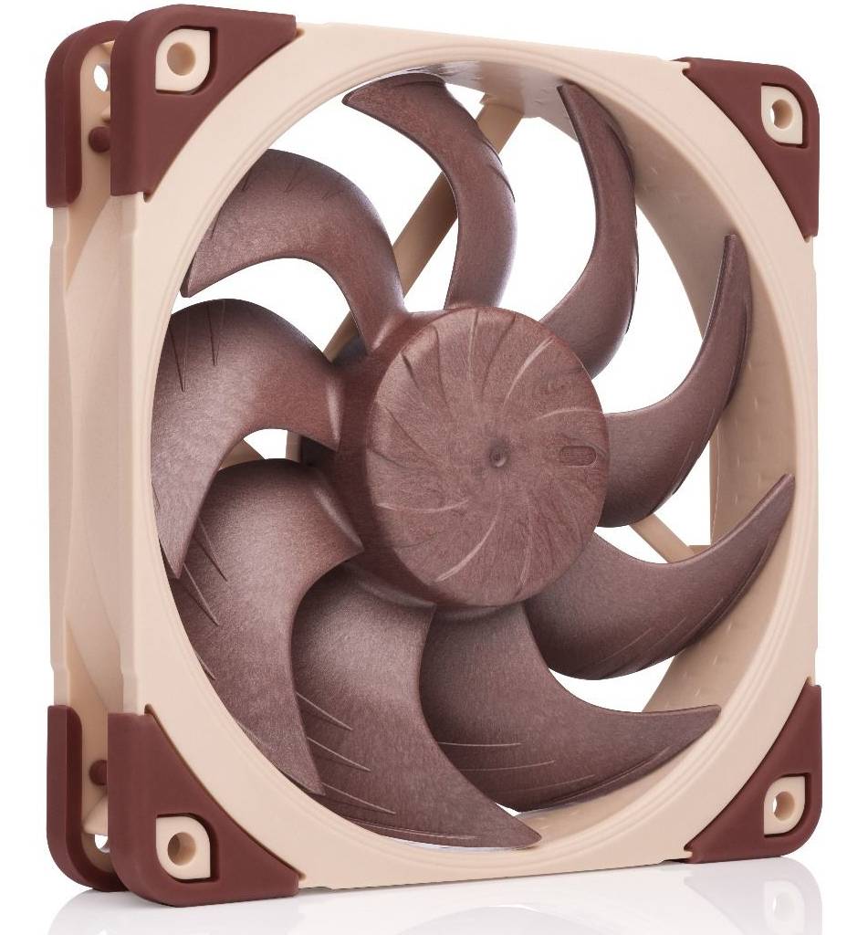 Ein quadratischer Computer-Kühlventilator mit braunen Rotorblättern und beigem Rahmen, konzipiert für leisen Betrieb und effiziente Luftzirkulation.