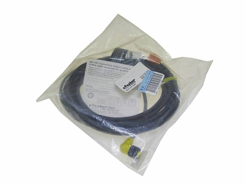 Plastiktüte mit einem aufgerollten schwarzen Kabel oder Schlauch mit angebrachten Steckverbindern und Produktetiketten, auf weißem Hintergrund dargestellt