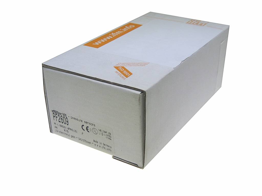 Einfache weiße Kartonverpackung mit orangefarbenen Etiketten und kleinen aufgedruckten Modellinformationen auf der Vorderseite.