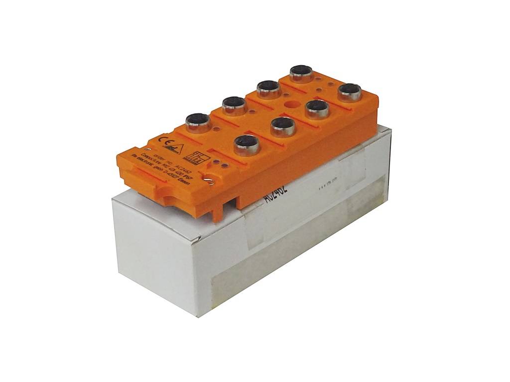Orangefarbene Autobatterie mit Polklemmen auf weißem Hintergrund.