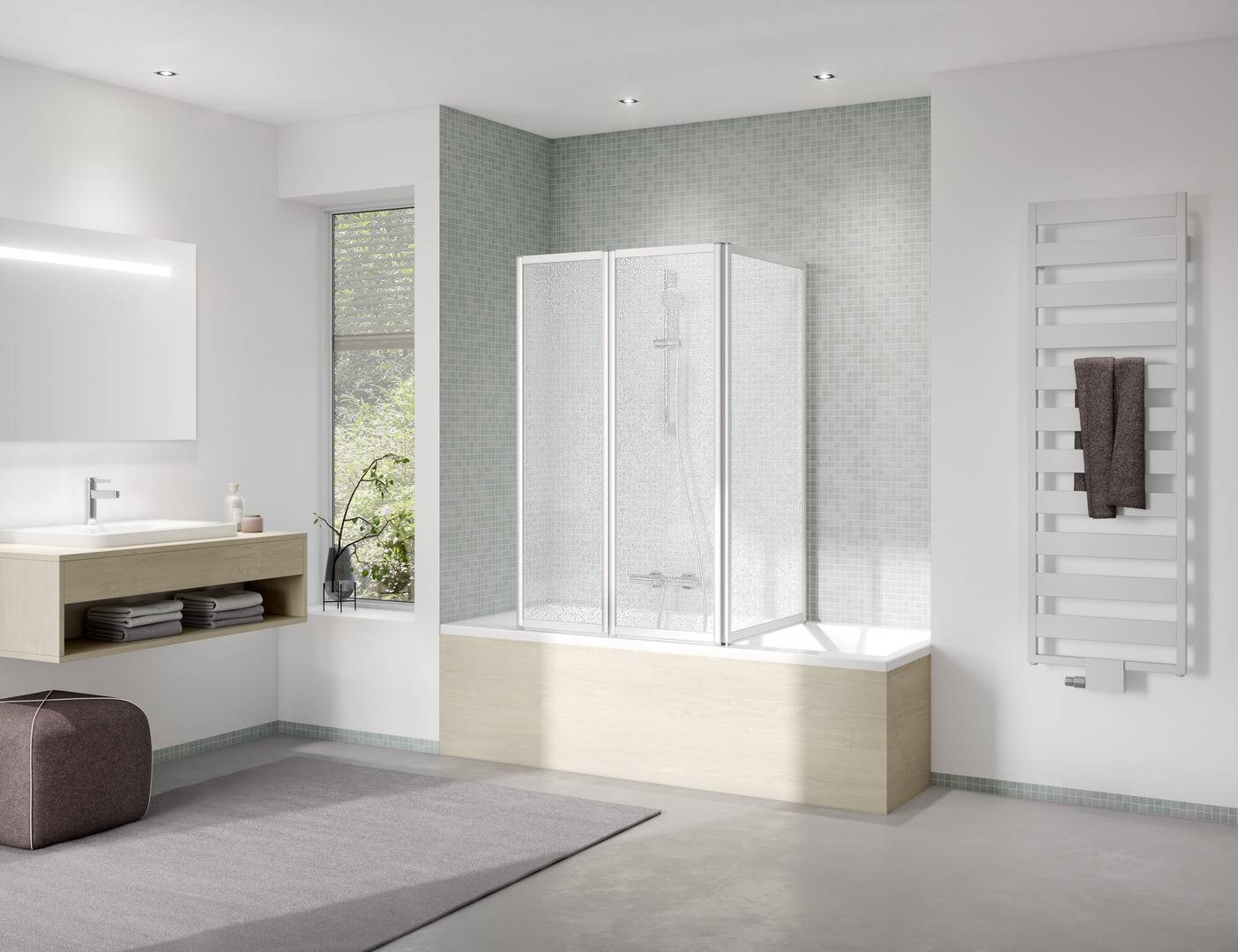 Modernes Badezimmer mit einer Glasduschkabine auf einer erhöhten Plattform, schwebendem Waschtisch, Wandspiegel und Handtuchwärmer.