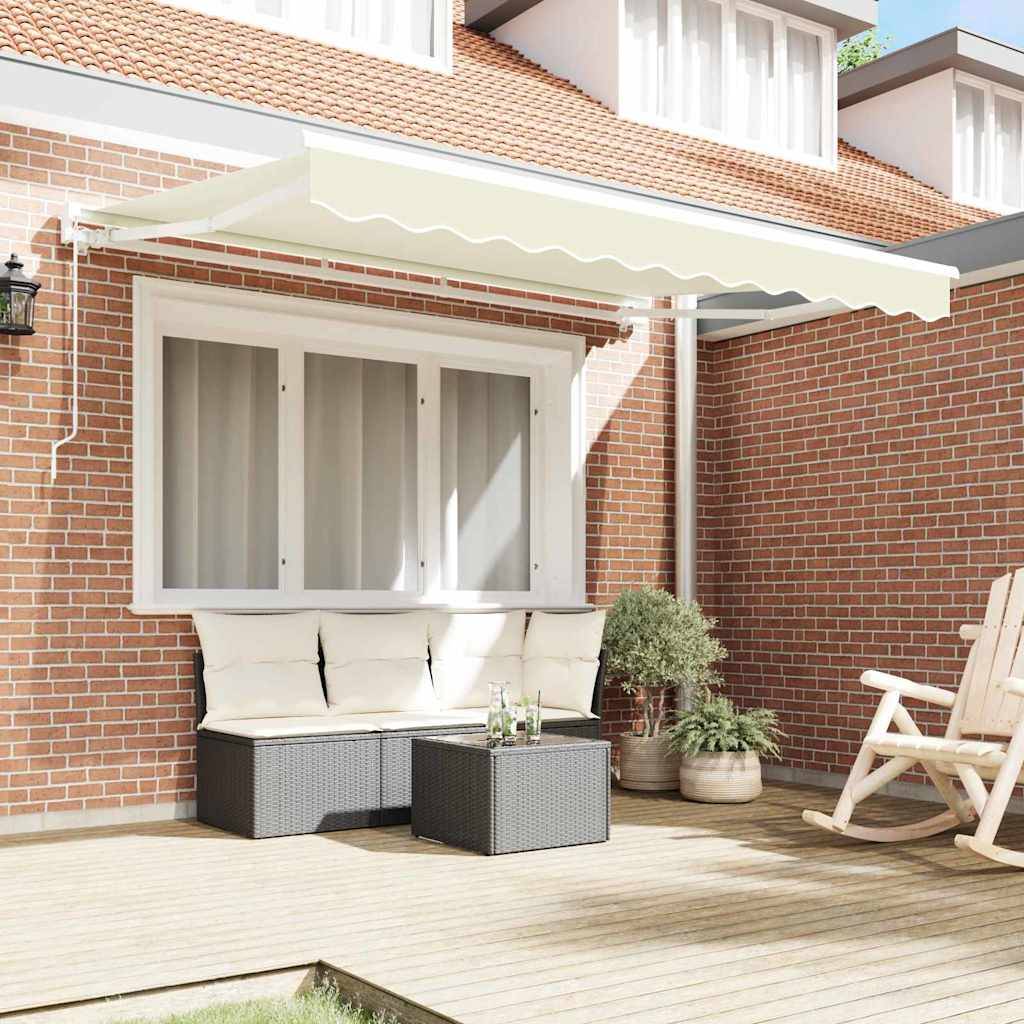 Ein Patio mit Backsteinmauer und weißem Fenster, ausfahrbarem Sonnenschutz, Rattantisch, gepolsterten Sitzmöbeln, Topfpflanzen und Schaukelstuhl.