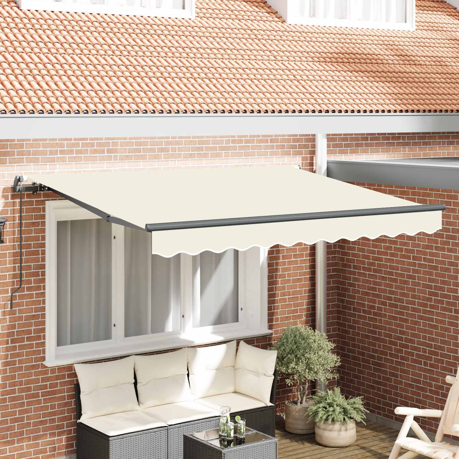Ausfahrbare Markise erstreckt sich über eine Terrasse mit weißem Sofa und kleinem Tisch vor einem Haus mit Ziegelmauern und Fenstern.