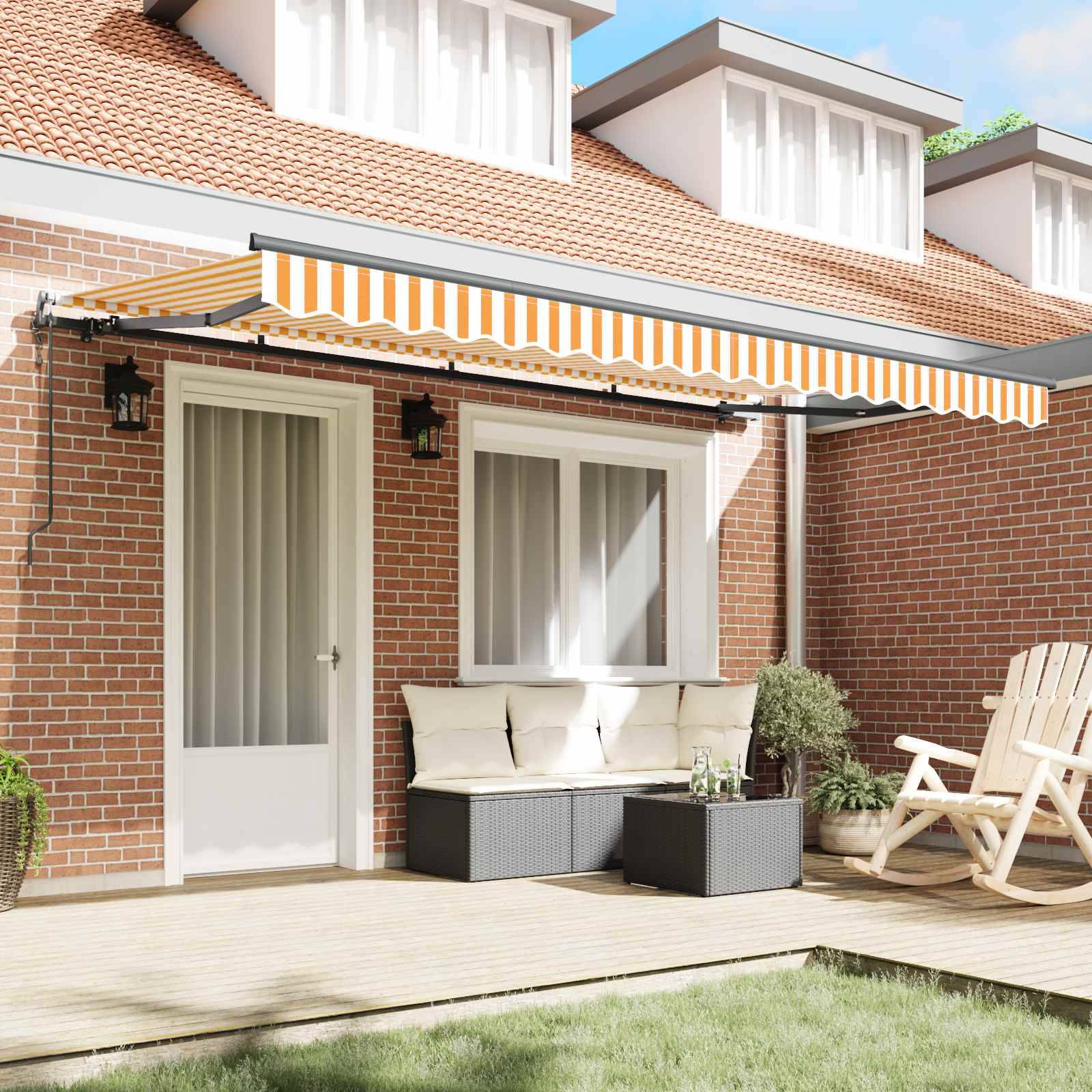Eine Terrasse mit einer gestreiften orange-weißen Markise bedeckt einen Sitzbereich mit einem grauem Rattansofa, Kissen, einem kleinen Tisch und einem Holzstuhl.