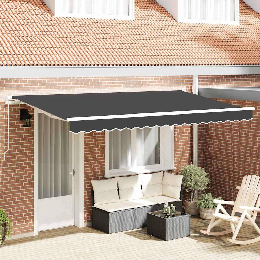 Terrassenmarkise mit Beschattung einer Ziegelhaus-Terrasse mit Outdoor-Sofa, Couchtisch, Schaukelstuhl und Topfpflanzen.