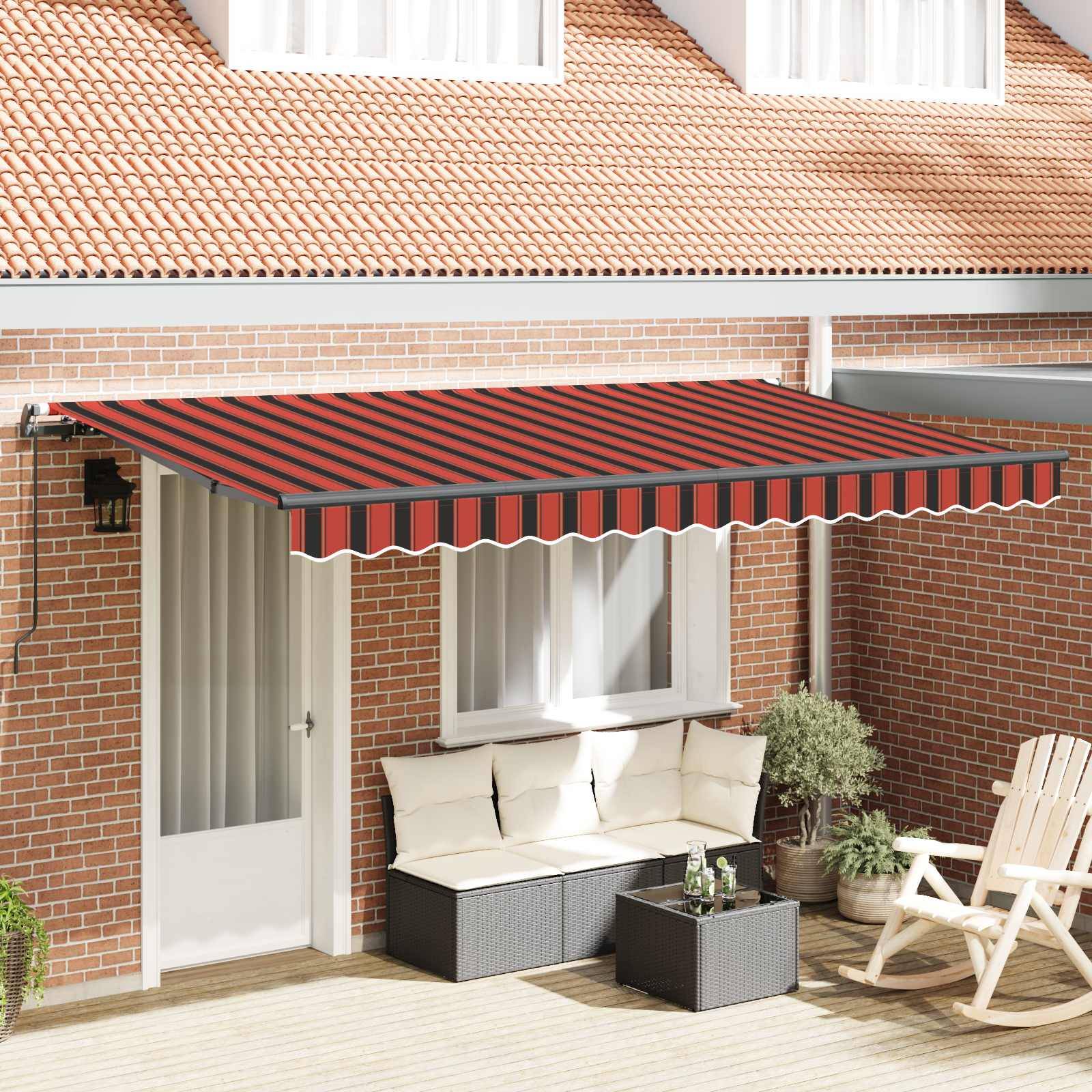 Rot- und schwarzgestreifter Terrassenmarkise über einer Backsteinmauer, mit weißer Tür, Fenstern und Gartenmöbeln, die den Sitzbereich beschatten.