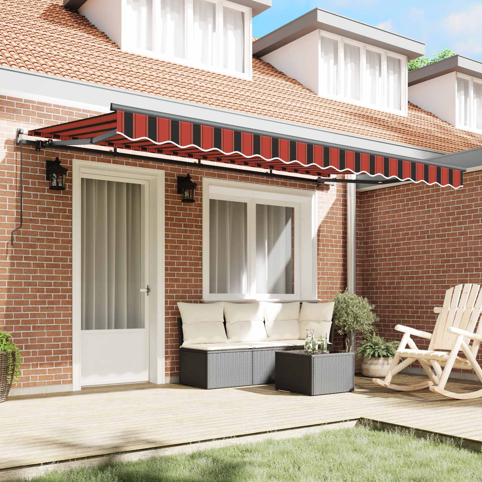 Eine gemütliche Terrasse mit einer gestreiften Markise bietet Schatten über einem weißen Sofa und einem Couchtisch, neben einem Holzliegestuhl und einer Topfpflanze.