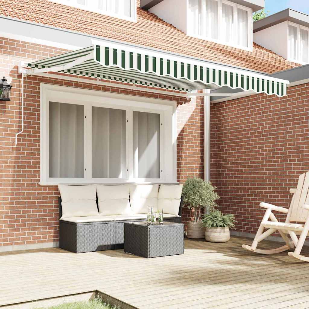 Eine sonnige Terrasse mit gestreiftem Sonnendach, Fenster mit weißem Rahmen, Korbmöbel mit Kissen, Topfpflanze und einem Schaukelstuhl auf Holzbelag.
