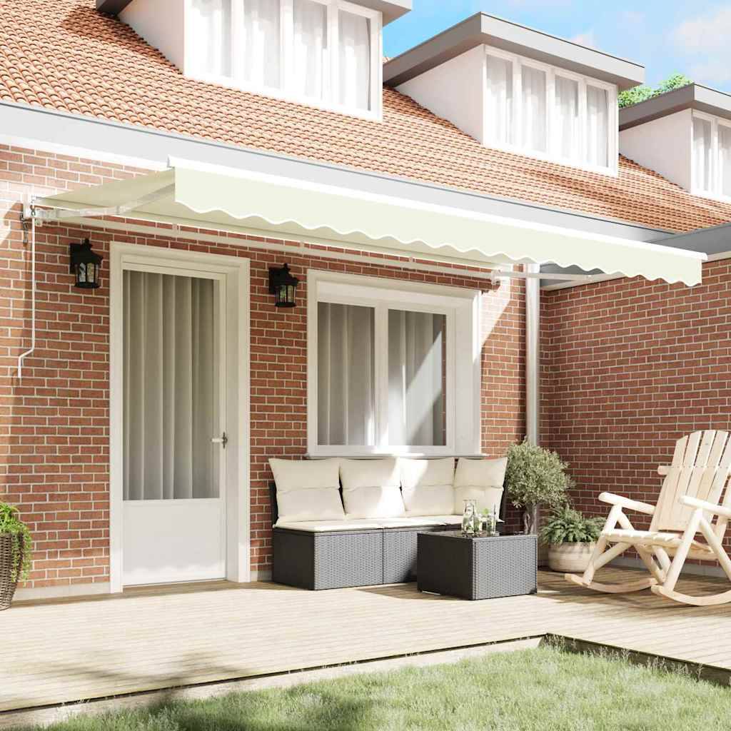 Eine Terrasse mit einer beigen ausfahrbaren Markise, einem Rattansofa-Set mit Kissen, einer Topfpflanze und einem Holzstuhl auf einem Holzboden.