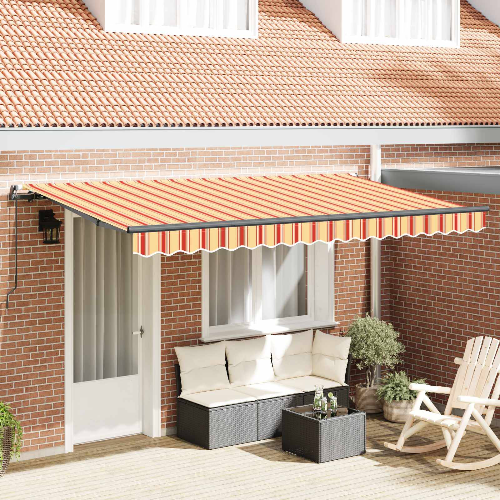Ein Patio mit einer rot-gelb gestreiften Markise, einer weißen Tür, einem Außensofa, einem kleinen Tisch und zwei Holzstühlen vor einer Backsteinmauer.