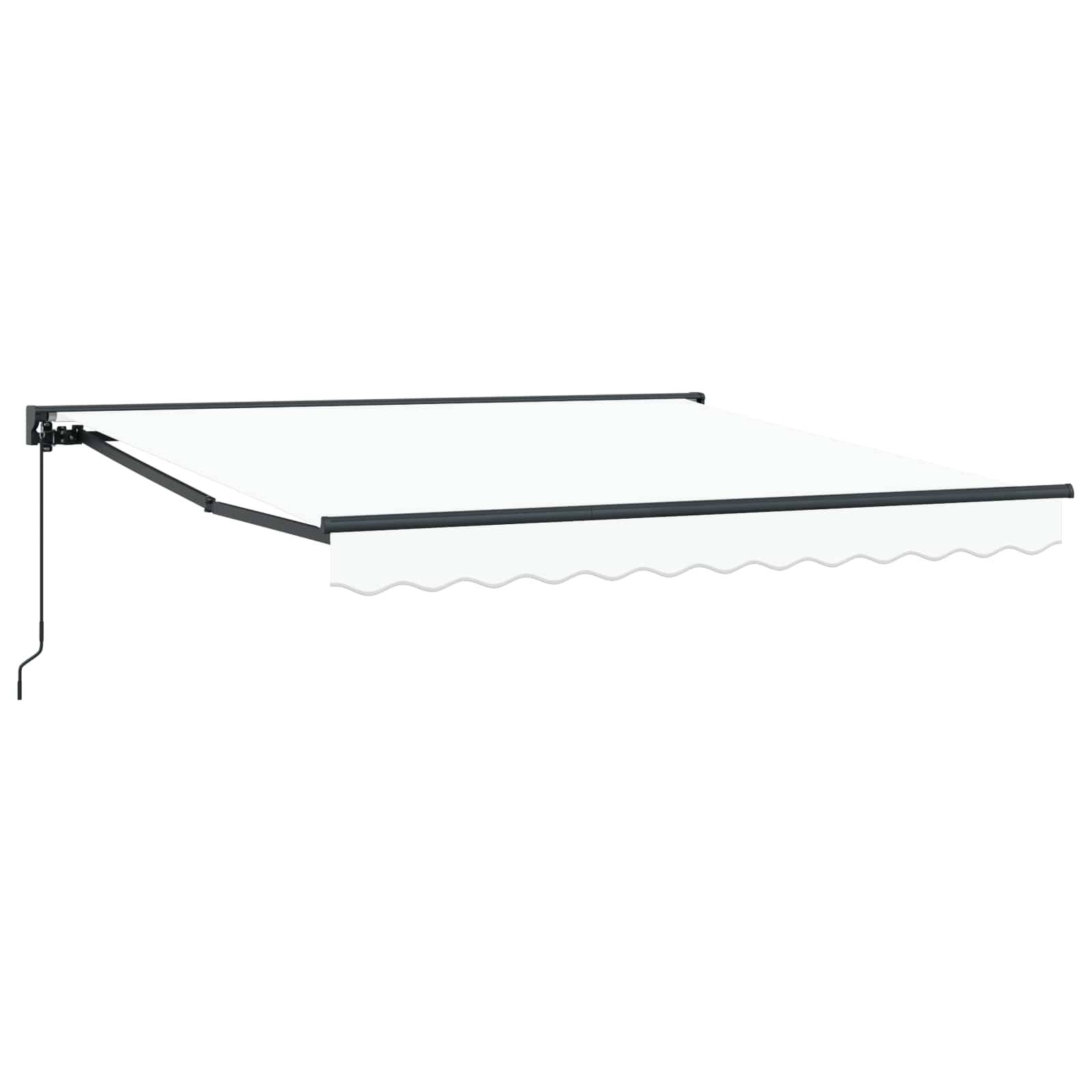 Ausfahrbare weiße Markise, horizontal ausgefahren mit gewelltem Rand, an einer Wand mit Metallstützen und einer manuellen Kurbel montiert.