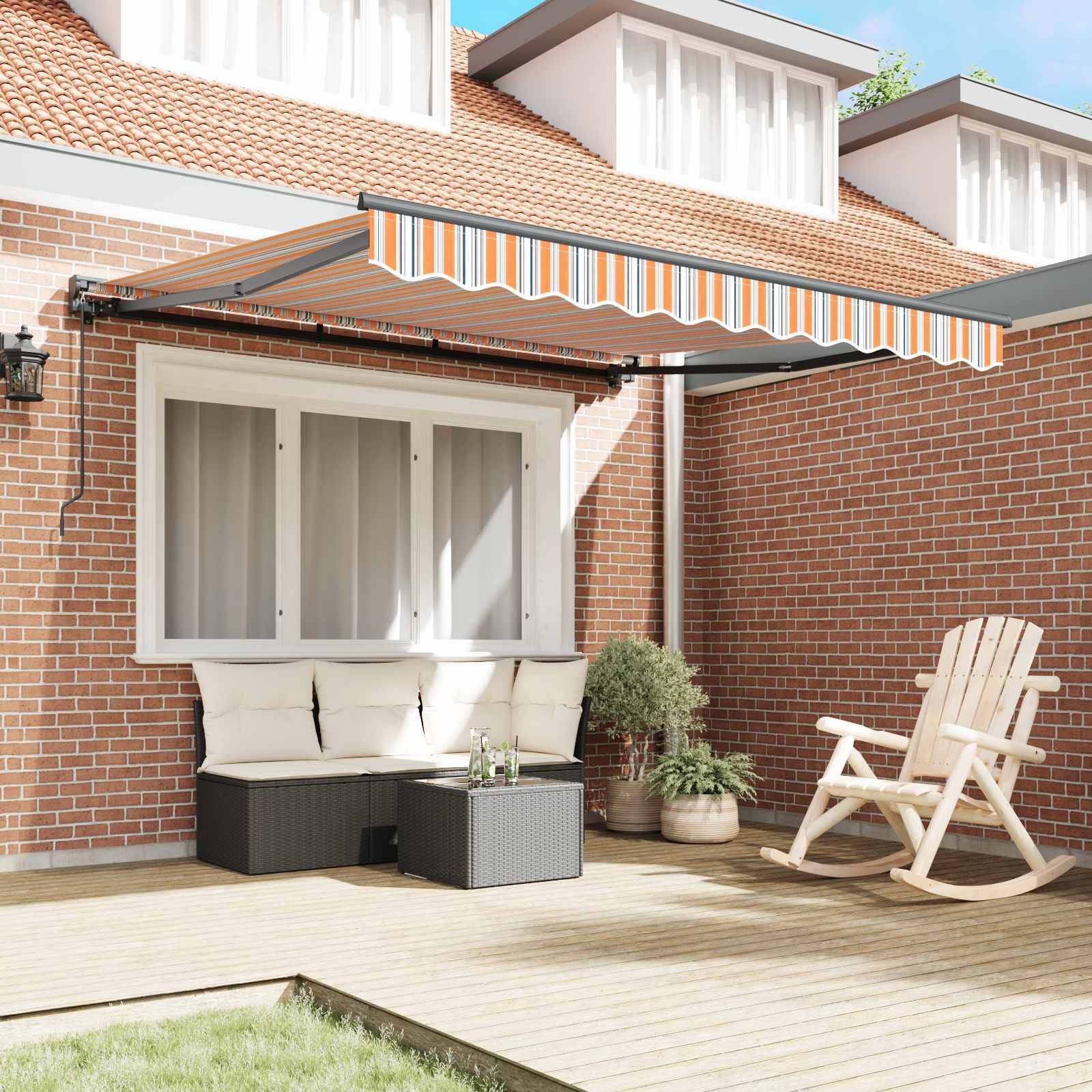 Ein Ziegelpflaster-Patio mit einer gestreiften Markise bedeckt ein weißes Outdoor-Sofa und einen Couchtisch. Ein Holzstuhl und eine Topfpflanze befinden sich in der Nähe.