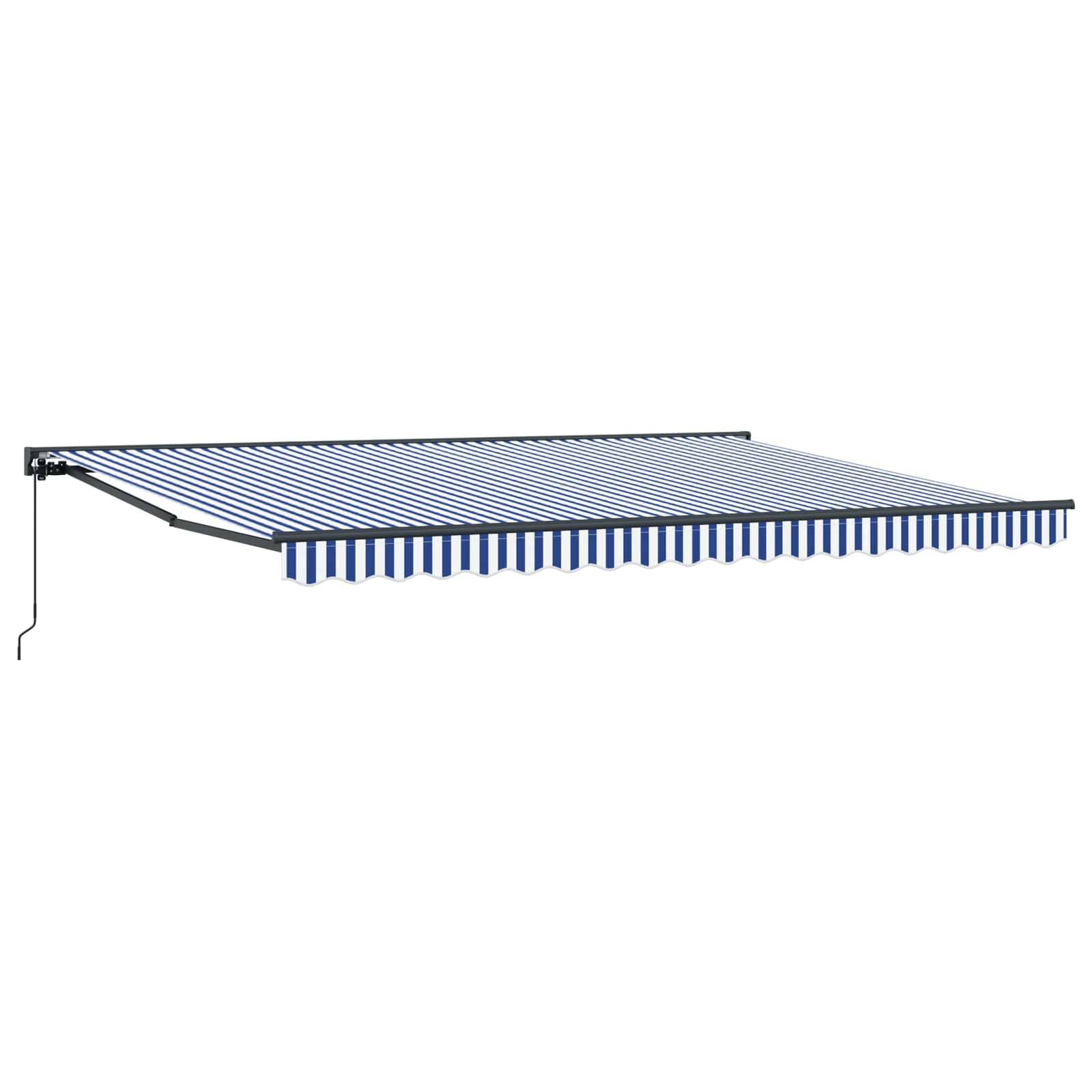 Einziehbare Markise in Blau und Weiß gestreift, die von einer Wand ausgeht und Schatten spendet.