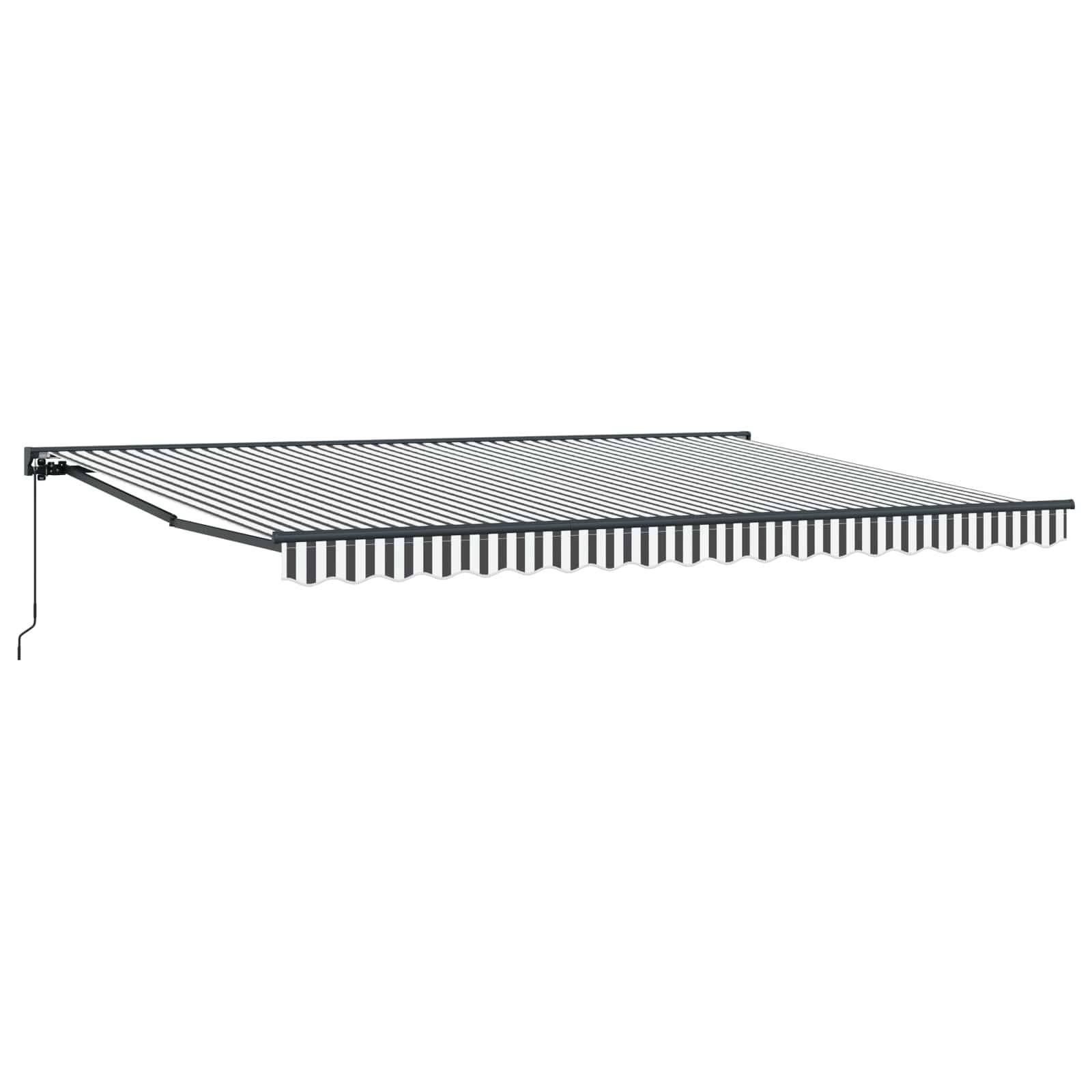 Einziehbare schwarz-weiß gestreifte Markise, die von einer Wand ausgefahren ist und Schatten spendet.