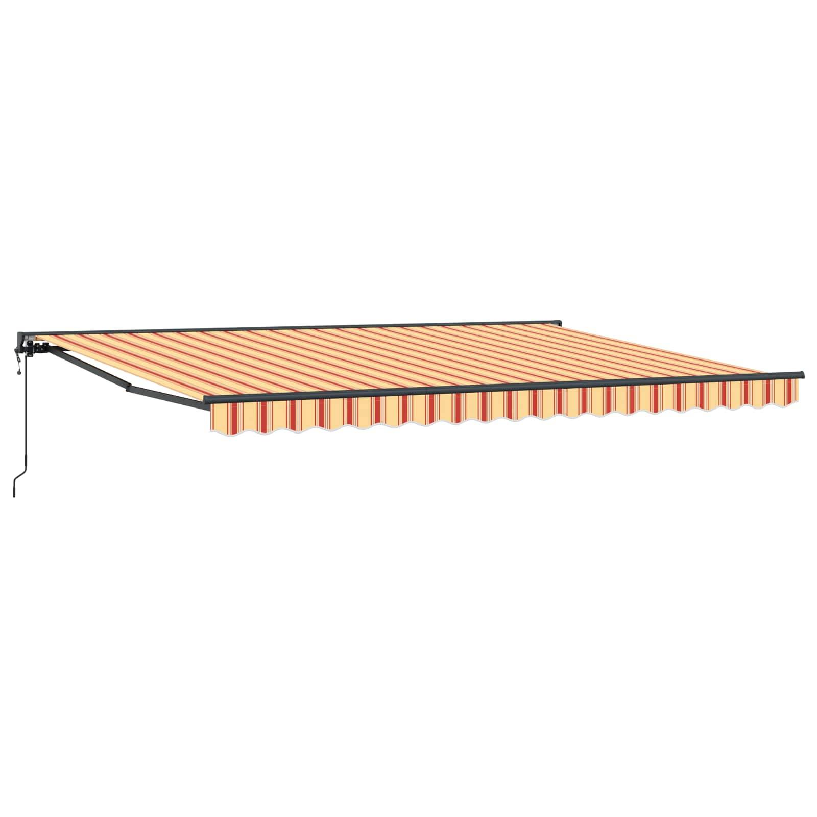 Eine ausfahrbare Außenmarkise mit orange-beigen Streifen, die sich von einem Gebäude erstreckt, um Schatten zu spenden.