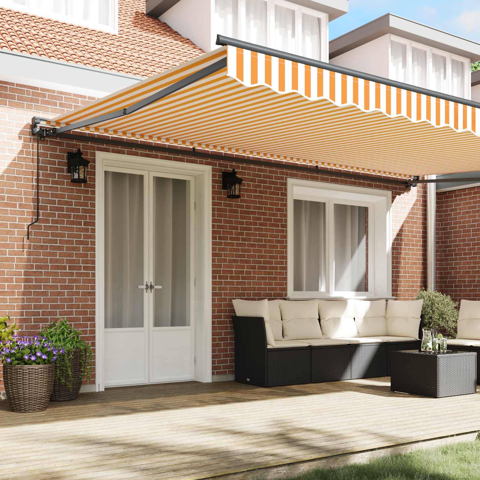 Ein Backsteinhaus mit einer weiß gerahmten Tür und einem Fenster, mit einer gestreiften orange-weißen Markise. Ein beiges Außensofa sitzt auf der Terrasse.