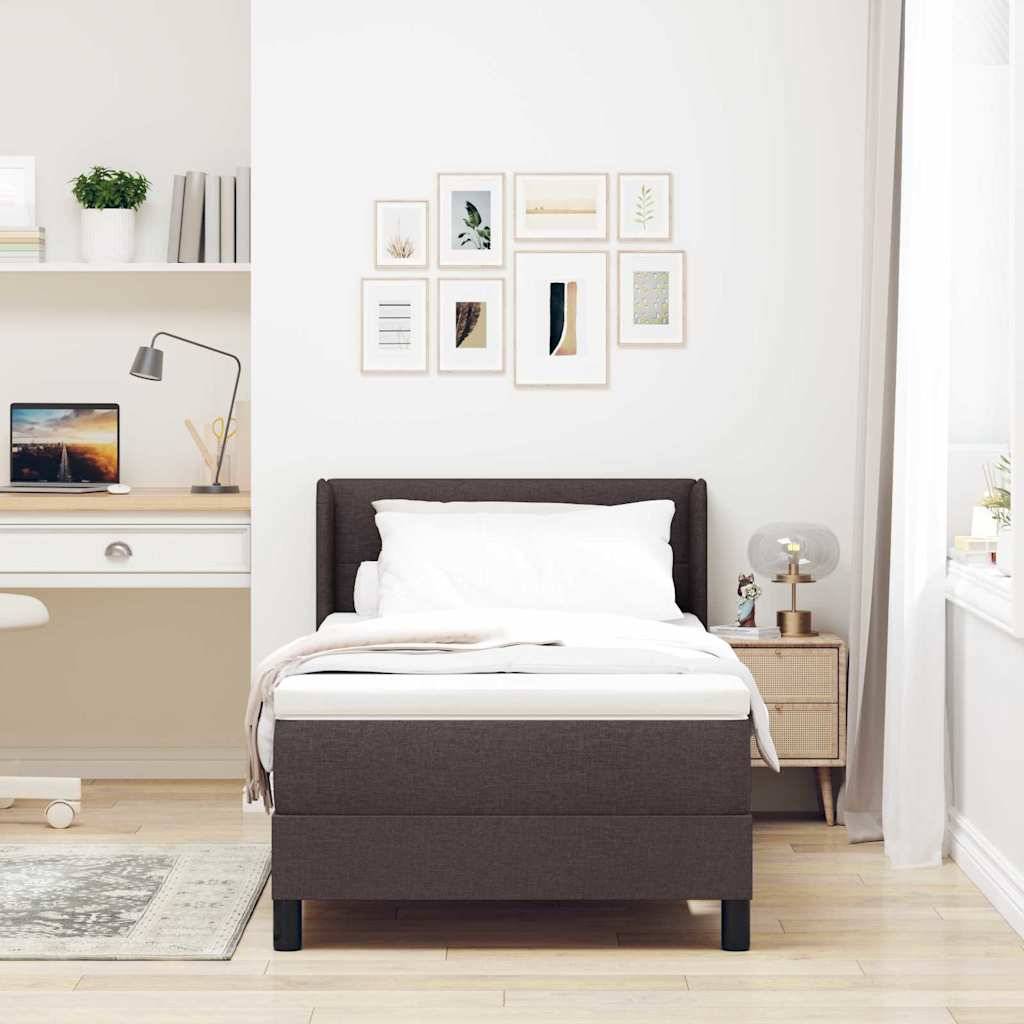 Ein minimalistisches Schlafzimmer mit einem ordentlich gemachten Bett, einem hölzernen Nachttisch und einem weißen Schreibtisch mit einem Laptop und Topfpflanzen auf Regalen.
