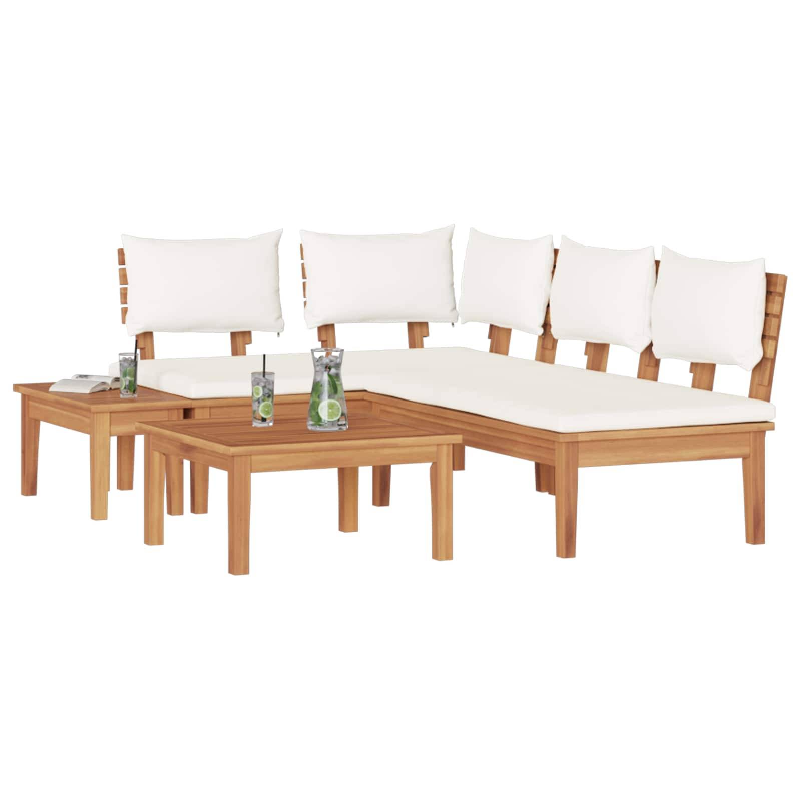 Holz-Outdoor-Ecksofa mit weißen Kissen, kombiniert mit zwei passenden Holztischen. Drei Getränke mit Limettenscheiben stehen auf den Tischen.