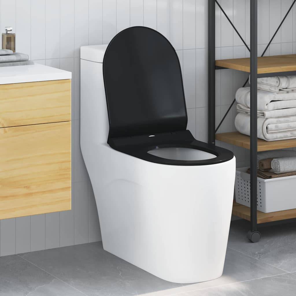 Ein modernes Badezimmer mit einer eleganten weißen Toilette mit schwarzem Sitz, neben einem Holzwaschtisch und einem Metallregal, auf dem Handtücher und Toilettenartikel liegen.