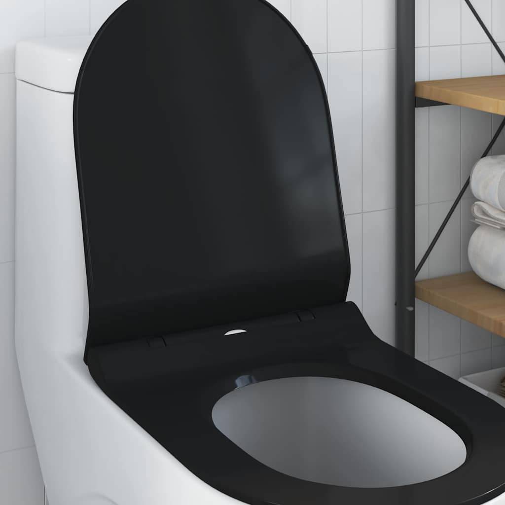 Eine weiße Toilette mit schwarzem Sitz, die sich in einem gefliesten Badezimmer befindet, mit Regalen im Hintergrund, auf denen gefaltete Handtücher liegen.