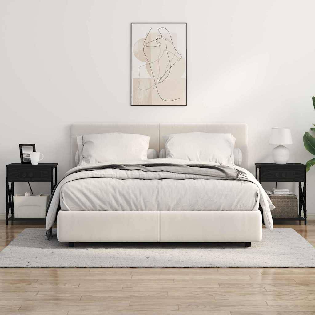 Ein modernes Schlafzimmer mit einem weißen Bett, grauer Decke, zwei schwarzen Nachttischen, Lampen und einer Pflanze. Abstrakte Kunst hängt über dem Bett.