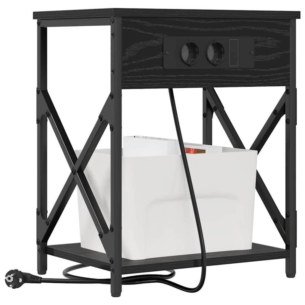 Ein schwarzer Beistelltisch mit offenen Regalen, ausgestattet mit einer Steckdosenleiste mit Steckdosen und USB-Anschlüssen. Eine weiße Aufbewahrungsbox befindet sich auf dem unteren Regal.